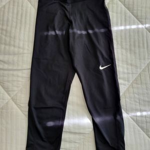 Nike Pro Women's small capri legging